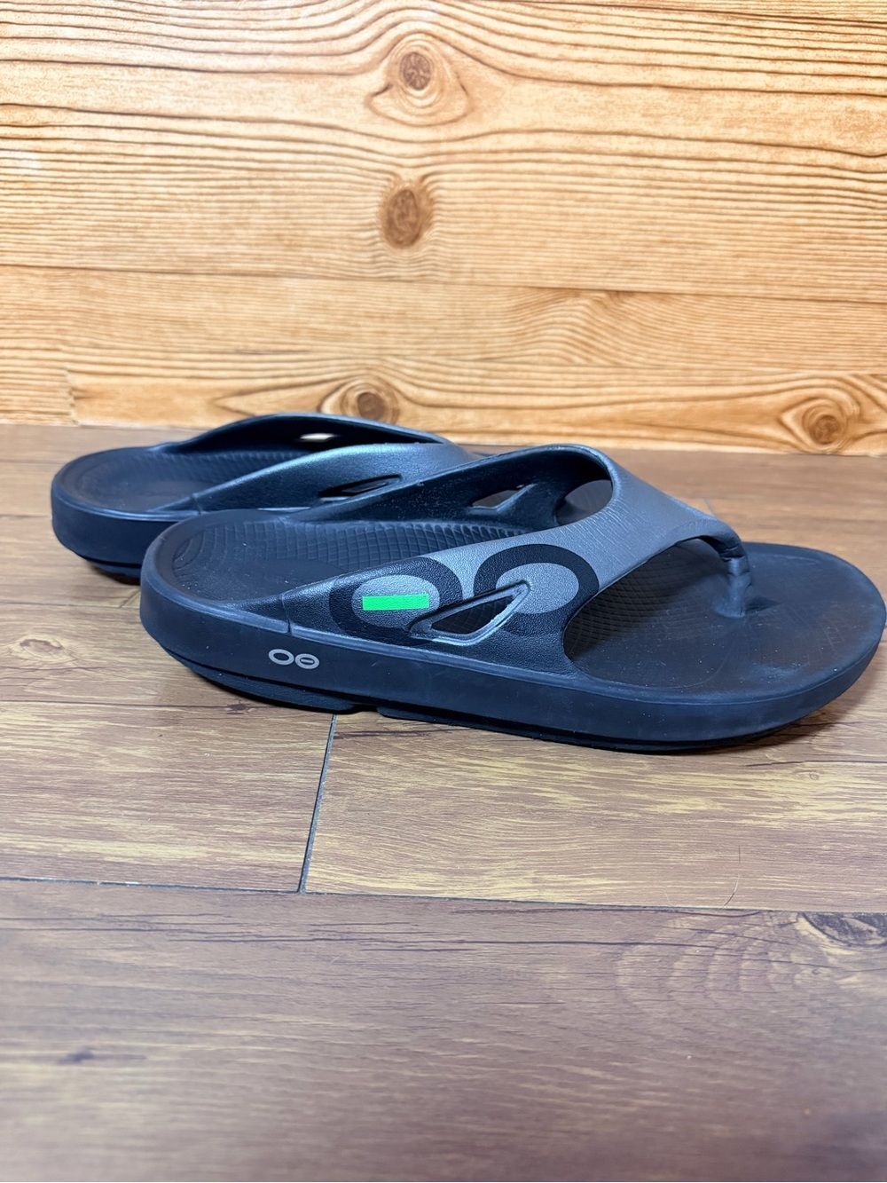 OOFOS Flip Flop Sandals Mens 10 Womens 12 Black Gray Comfort Recovery - Picture 3 of 9